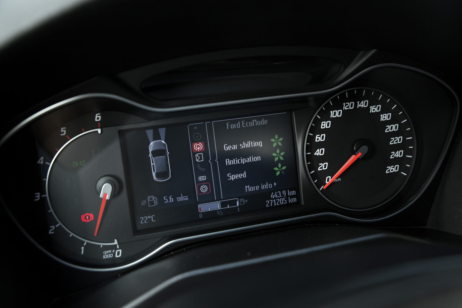 
								FORD MONDEO TITANIUM 1.6D full									