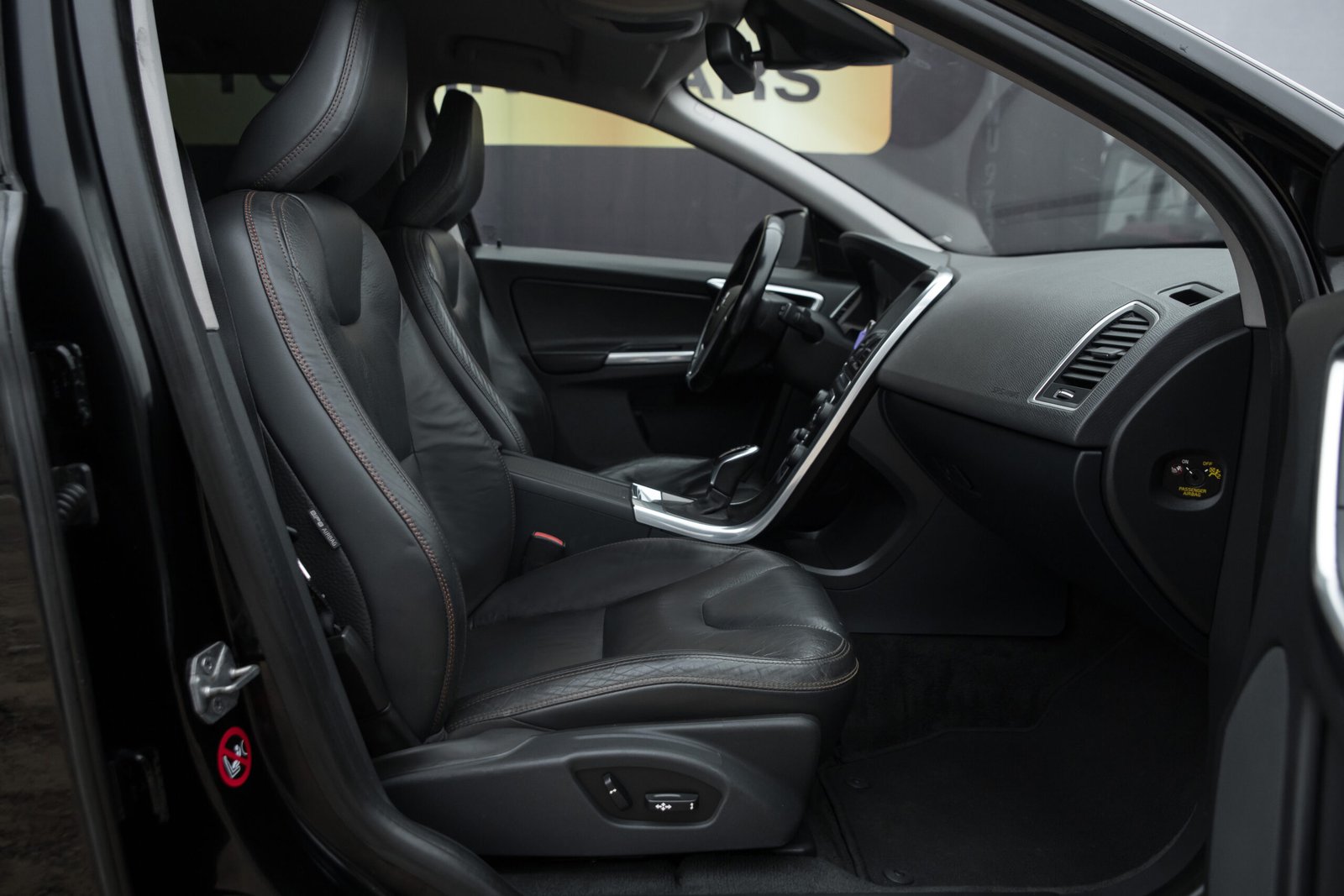 
								VOLVO XC60 MOMENTUM 2.4D4 full									