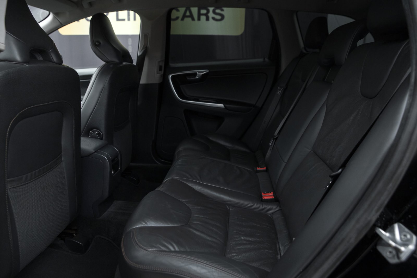 
								VOLVO XC60 MOMENTUM 2.4D4 full									