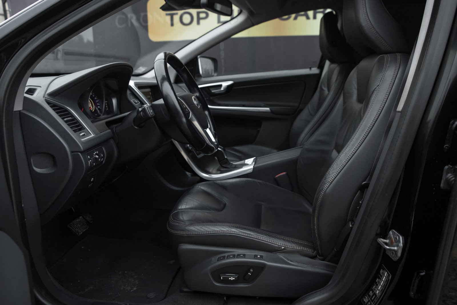 
								VOLVO XC60 MOMENTUM 2.4D4 full									