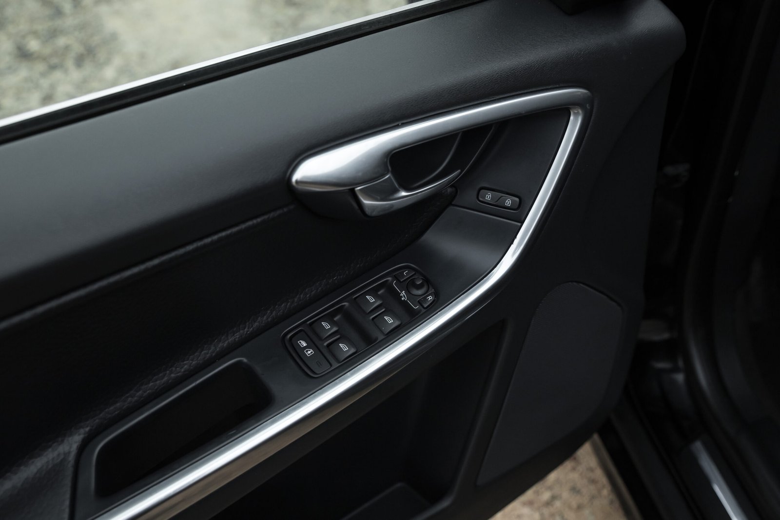 
								VOLVO XC60 MOMENTUM 2.4D4 full									