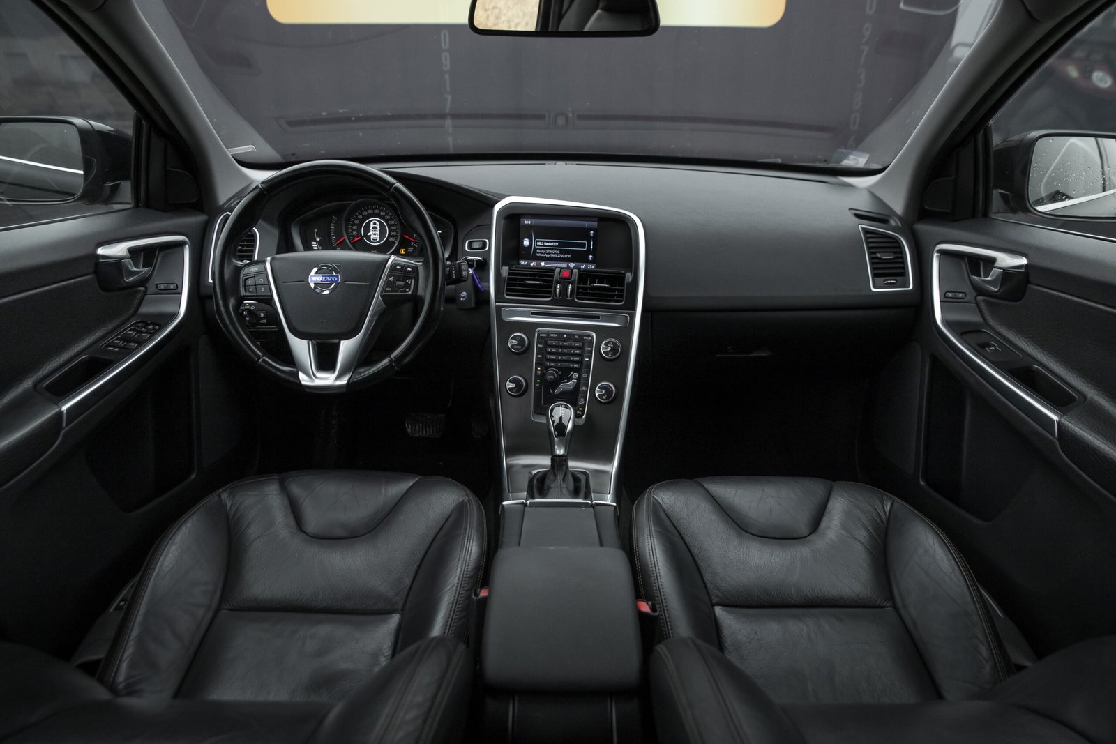 
								VOLVO XC60 MOMENTUM 2.4D4 full									