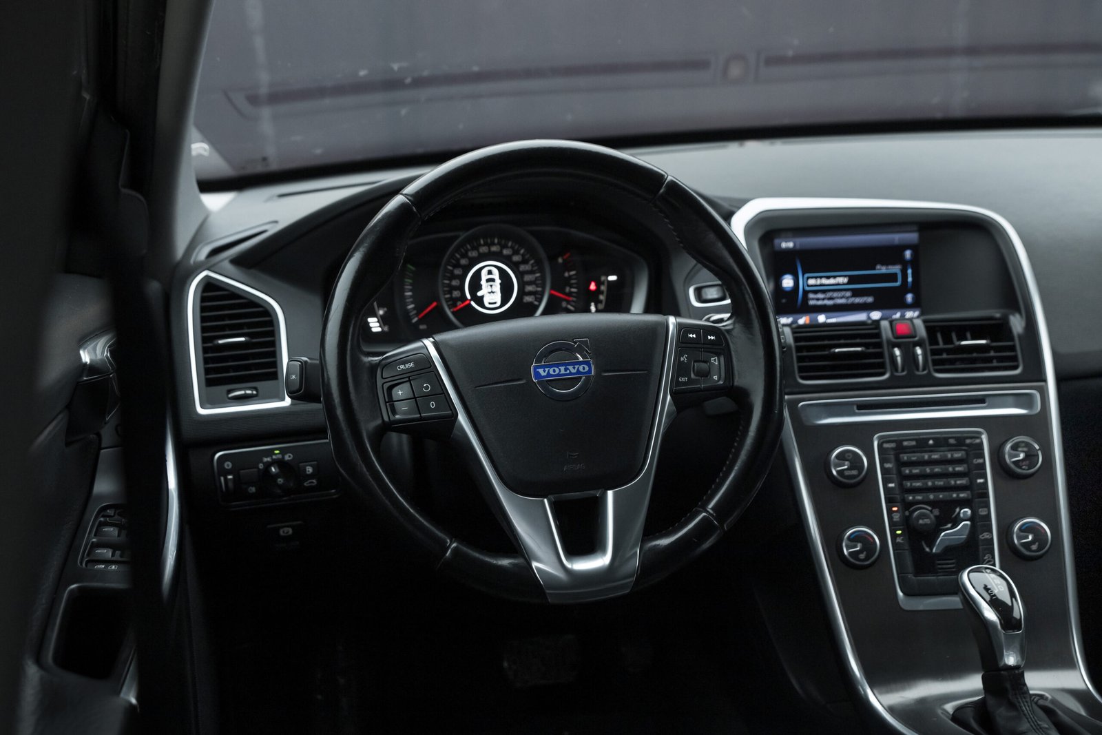 
								VOLVO XC60 MOMENTUM 2.4D4 full									