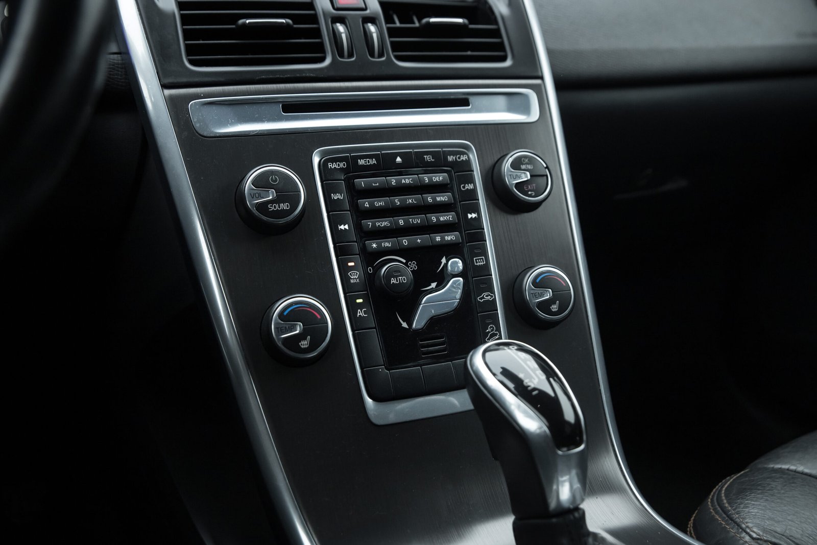 
								VOLVO XC60 MOMENTUM 2.4D4 full									