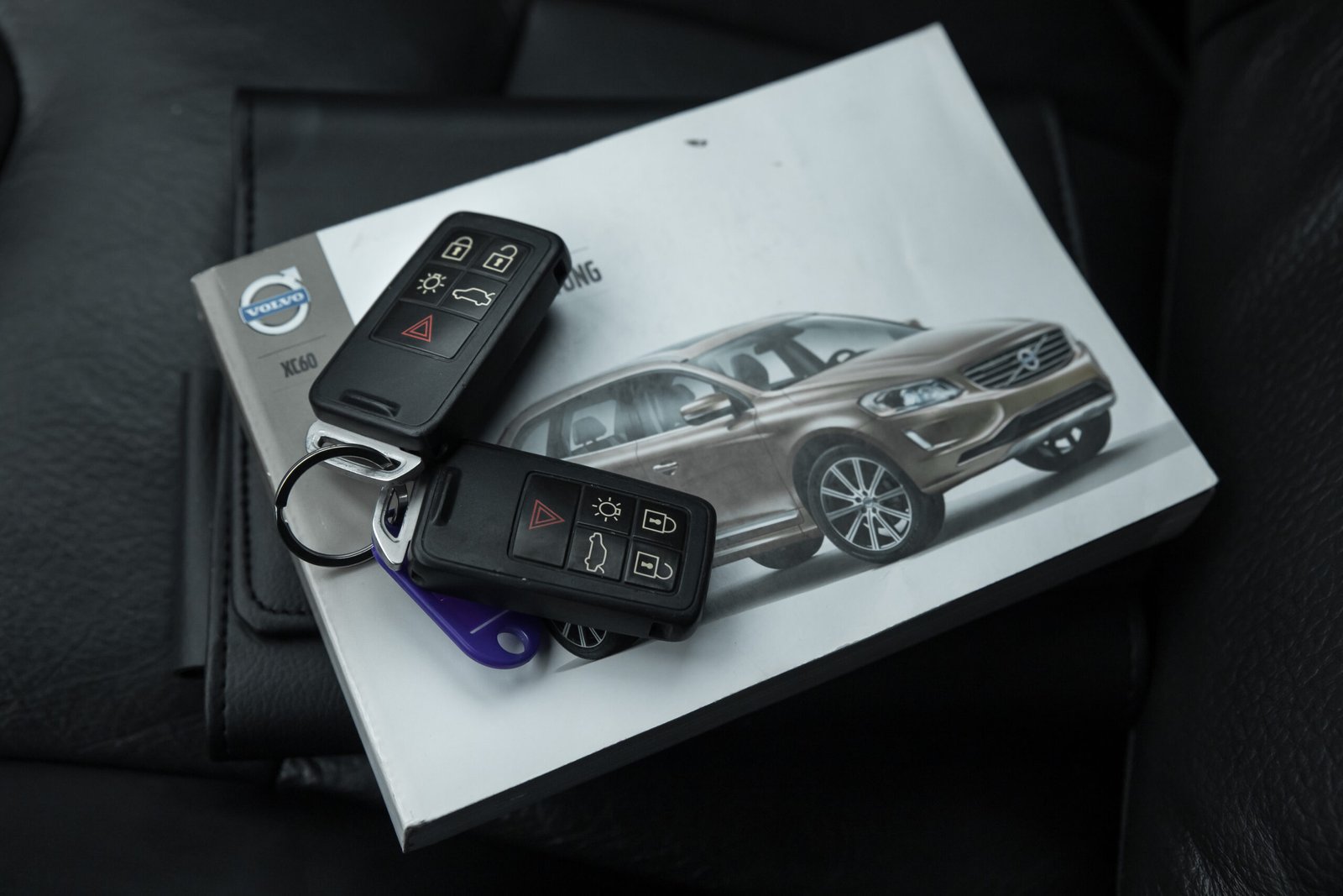 
								VOLVO XC60 MOMENTUM 2.4D4 full									