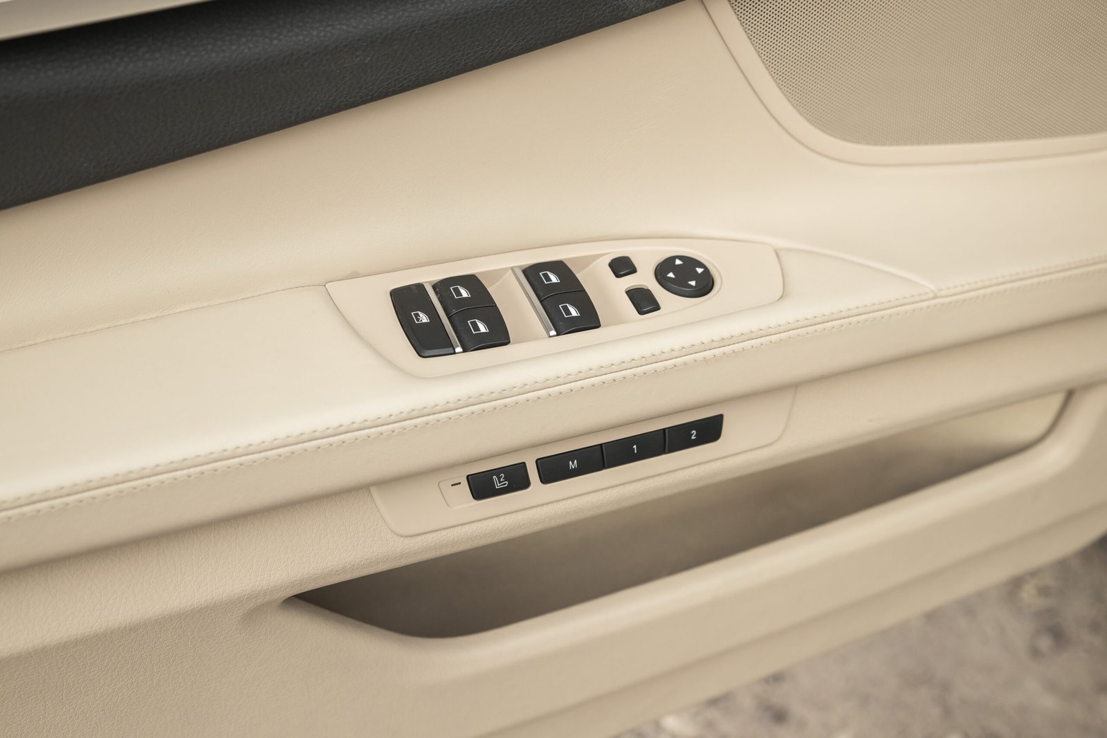 
								BMW 730D 190KW M-SPORTPAKET FACELIFT full									