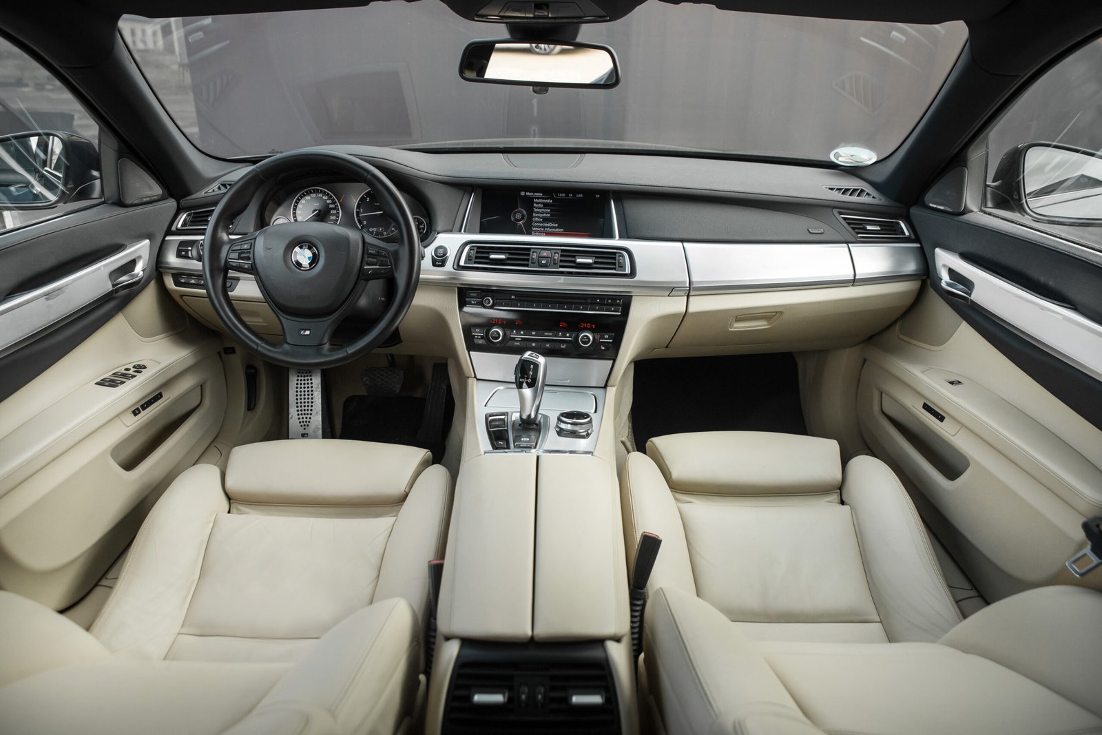 
								BMW 730D 190KW M-SPORTPAKET FACELIFT full									