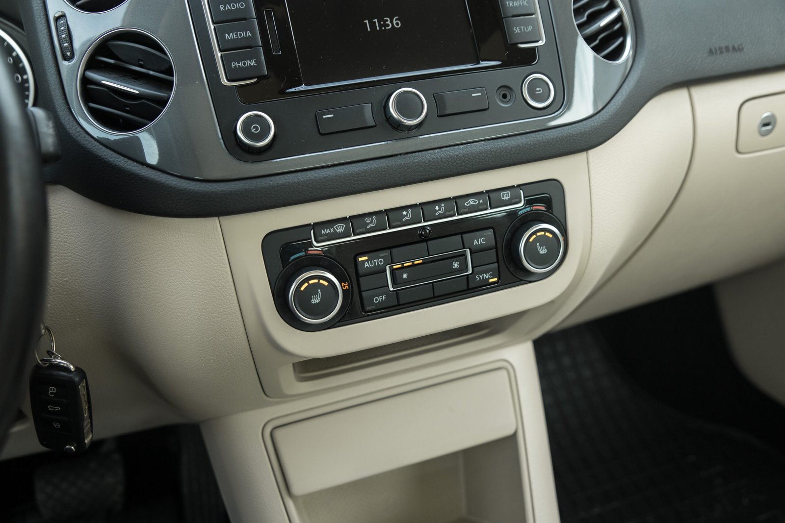 
								VW TIGUAN SPORT+ 1.4TURBO full									