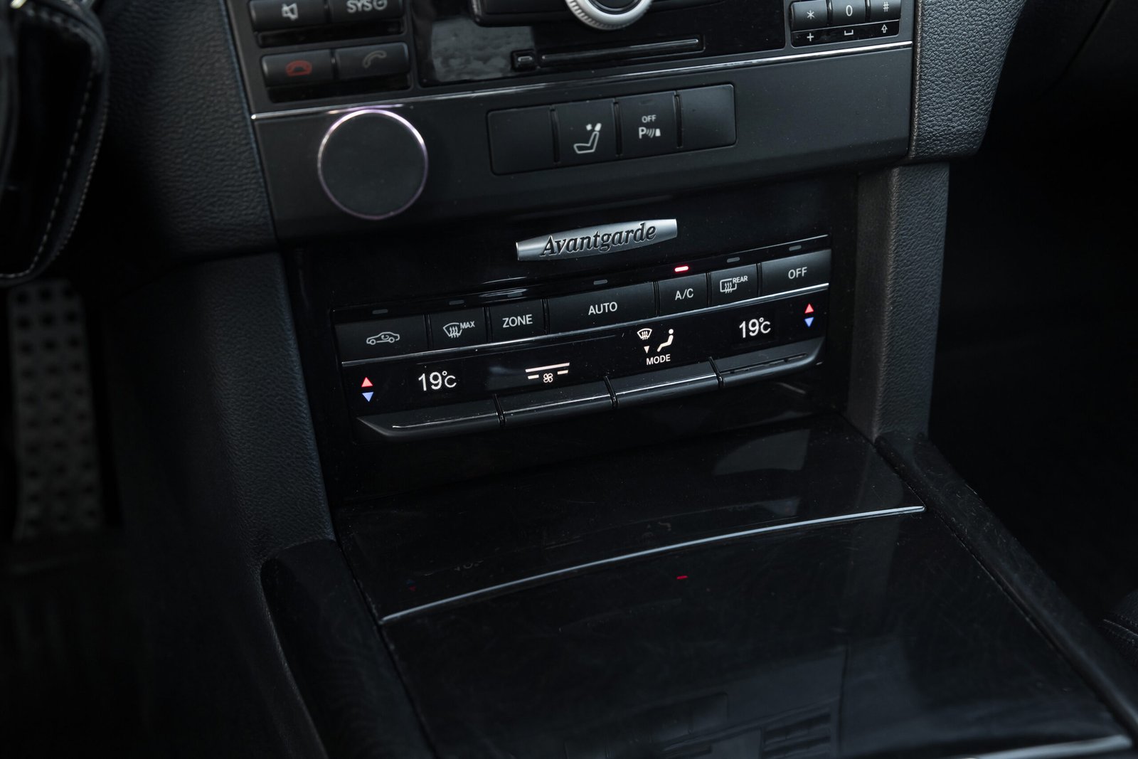 
								Mersedes Benz E350 Avangard 3.0D full									
