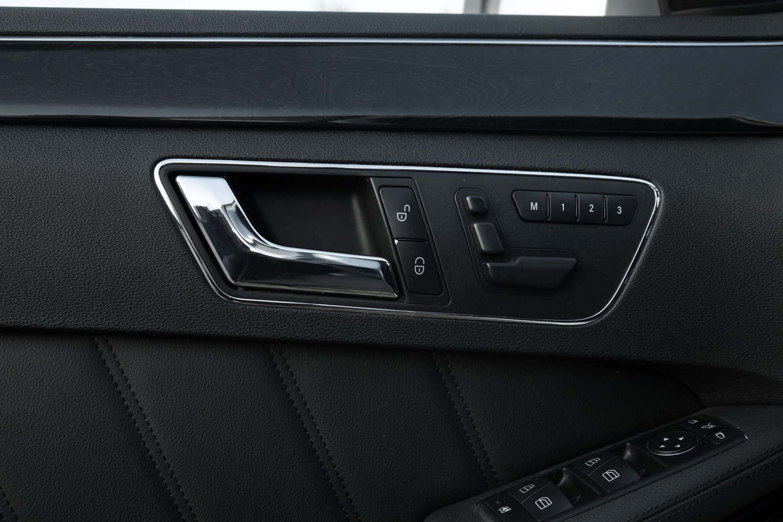 
								Mersedes Benz E350 Avangard 3.0D full									
