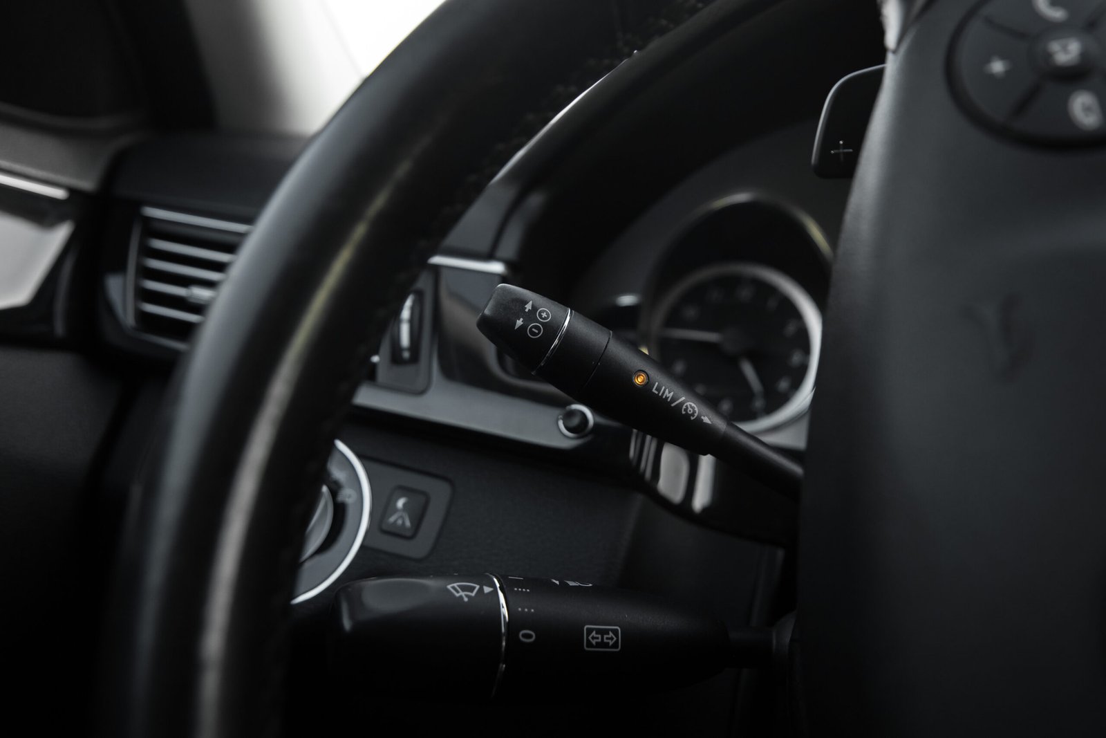 
								Mersedes Benz E350 Avangard 3.0D full									