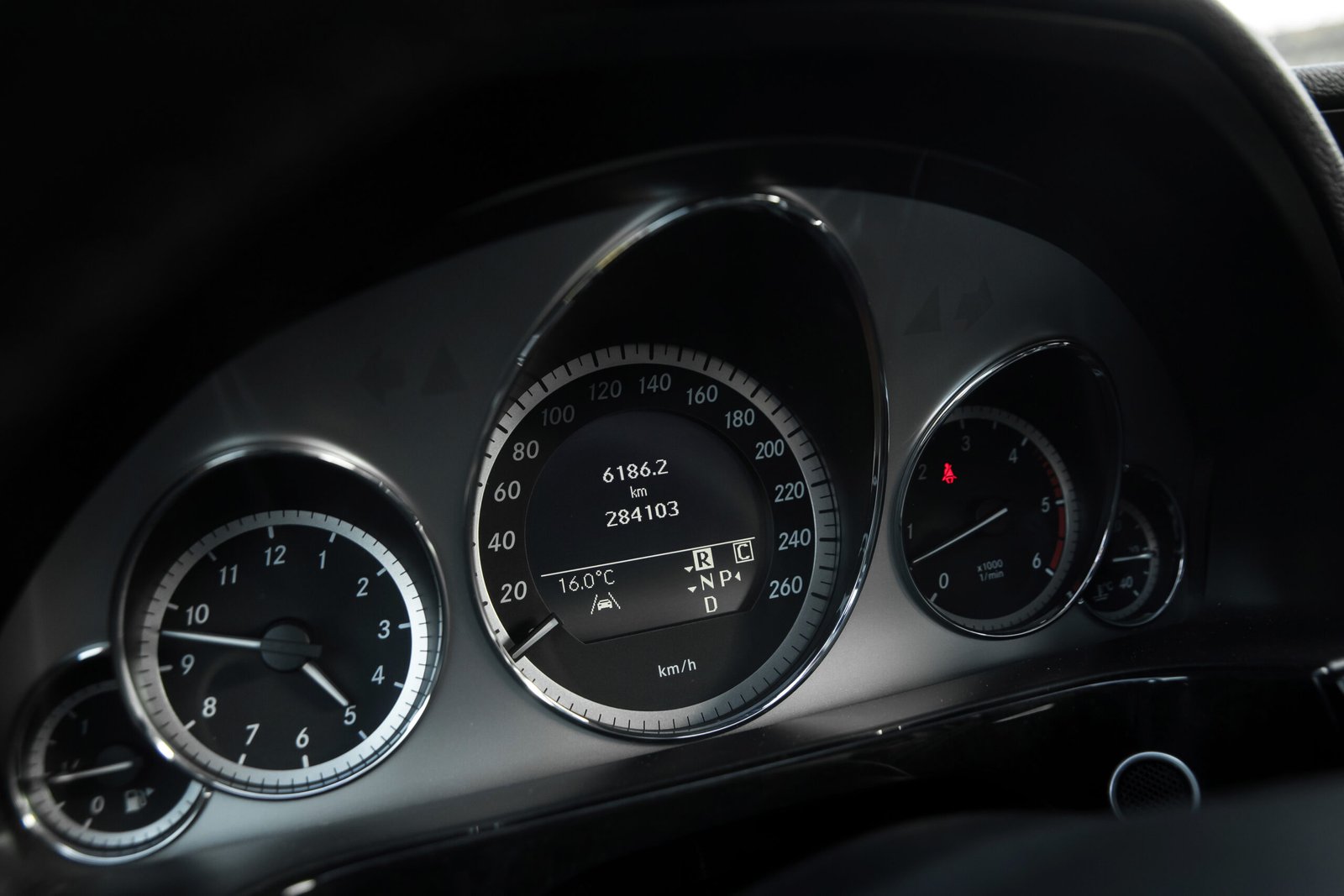 
								Mersedes Benz E350 Avangard 3.0D full									