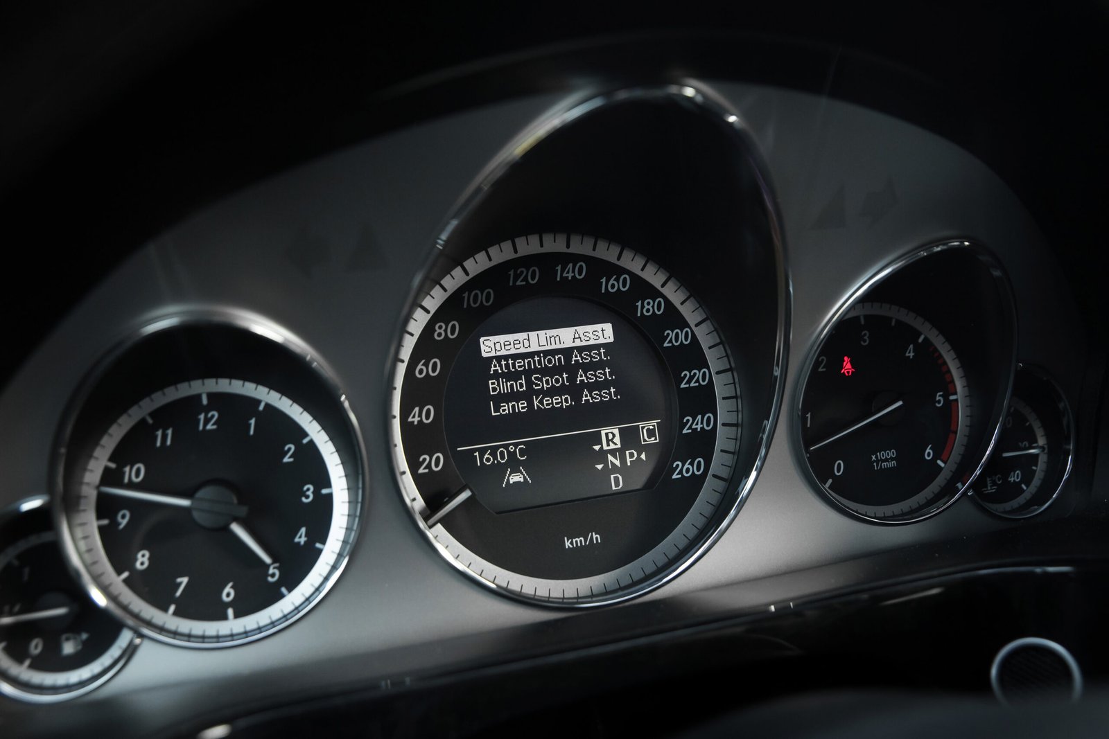 
								Mersedes Benz E350 Avangard 3.0D full									