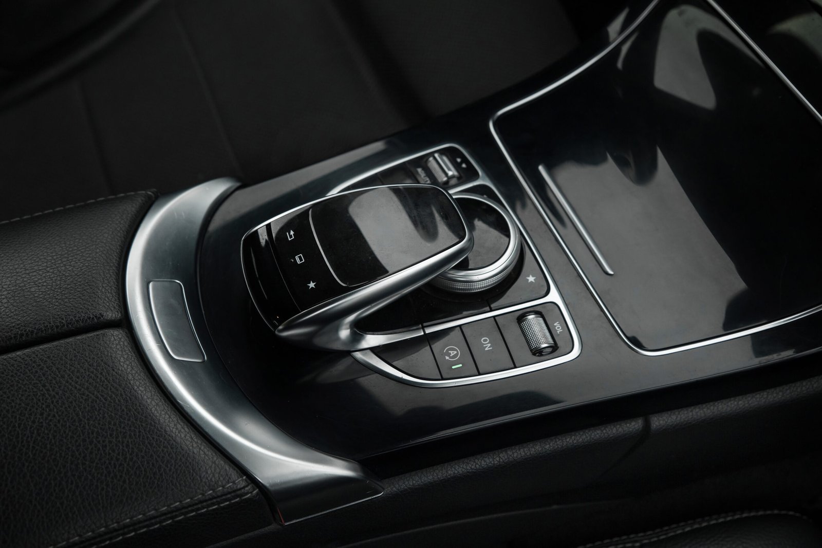 MERSEDES BENZ C220 2.0D SEDAN full