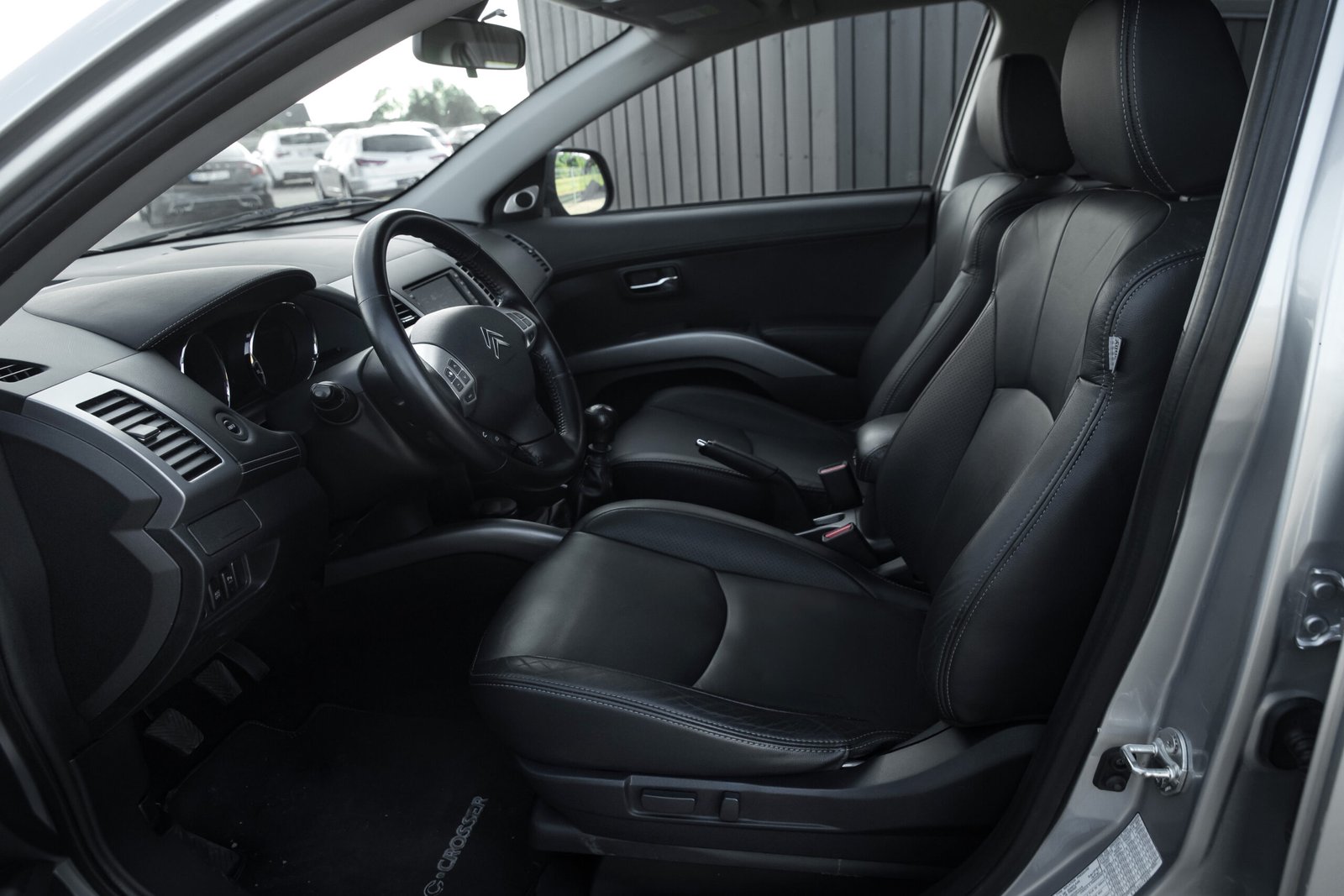 
								CITROEN C-CROSSER 2.2D 4×4 FULL OPTIONS full									