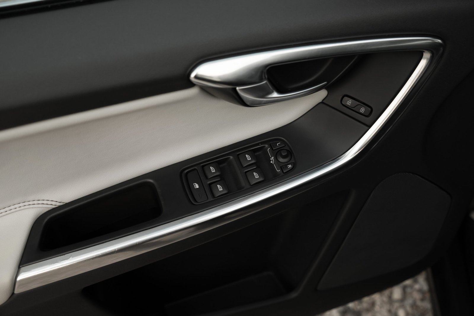
								VOLVO XC60 2.4D5 MOMENTUM full									