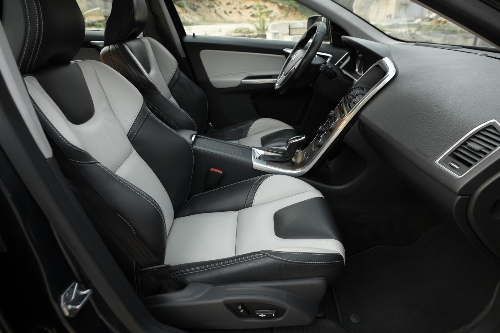 
								VOLVO XC60 2.4D5 MOMENTUM full									