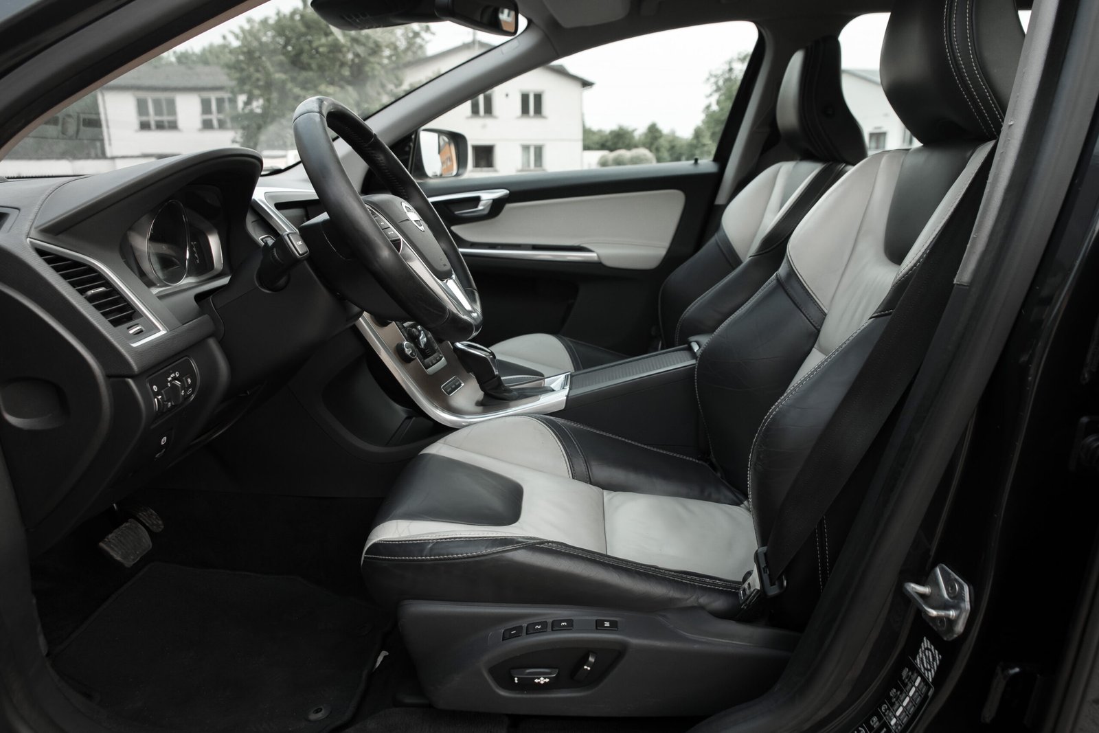 
								VOLVO XC60 2.4D5 MOMENTUM full									