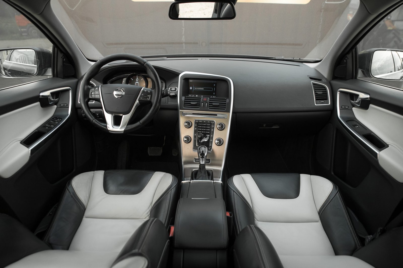 
								VOLVO XC60 2.4D5 MOMENTUM full									