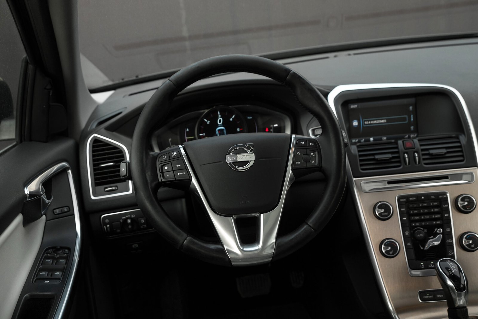 
								VOLVO XC60 2.4D5 MOMENTUM full									