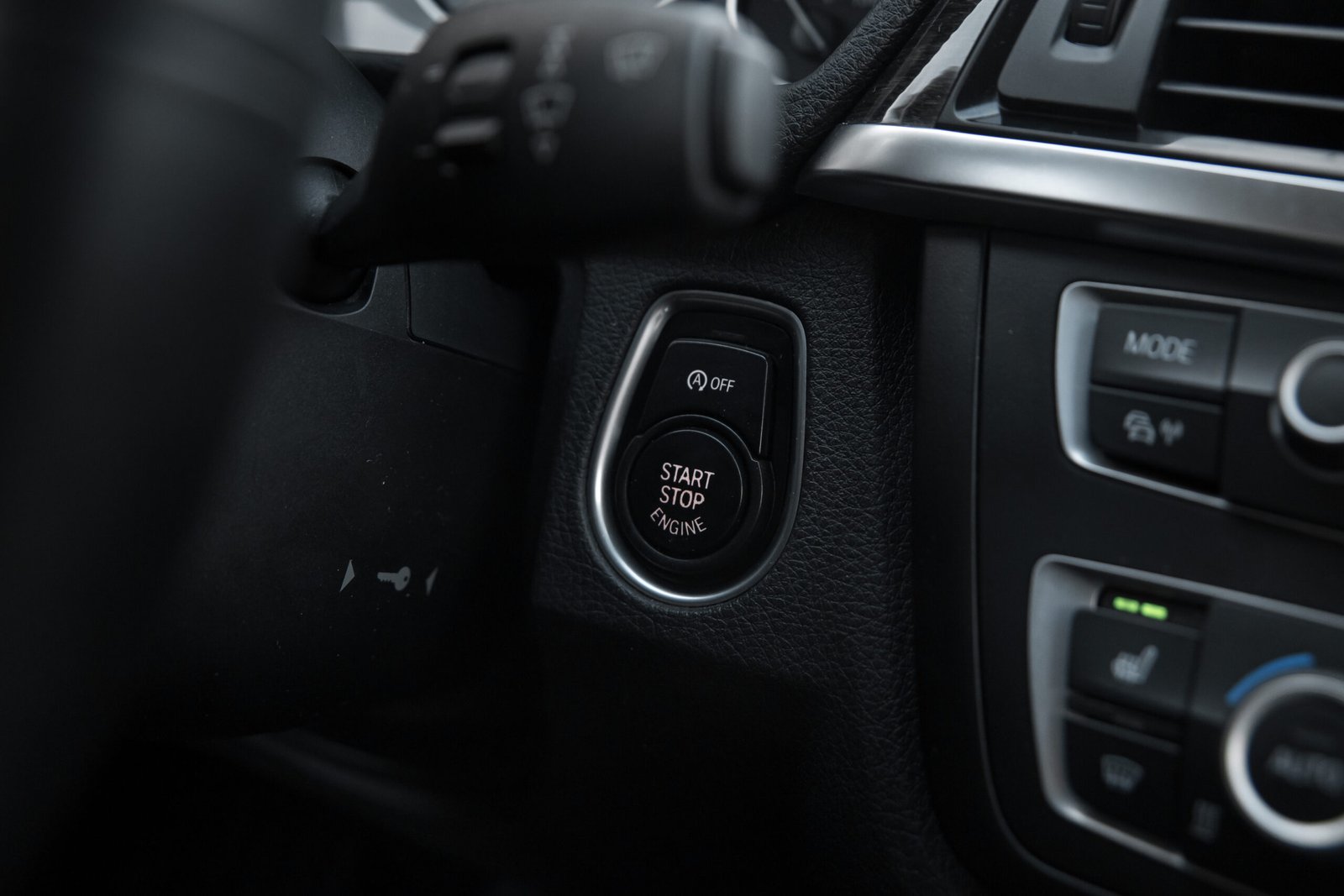 
								BMW 318D F30 2.0D INDIVIDUAL full									