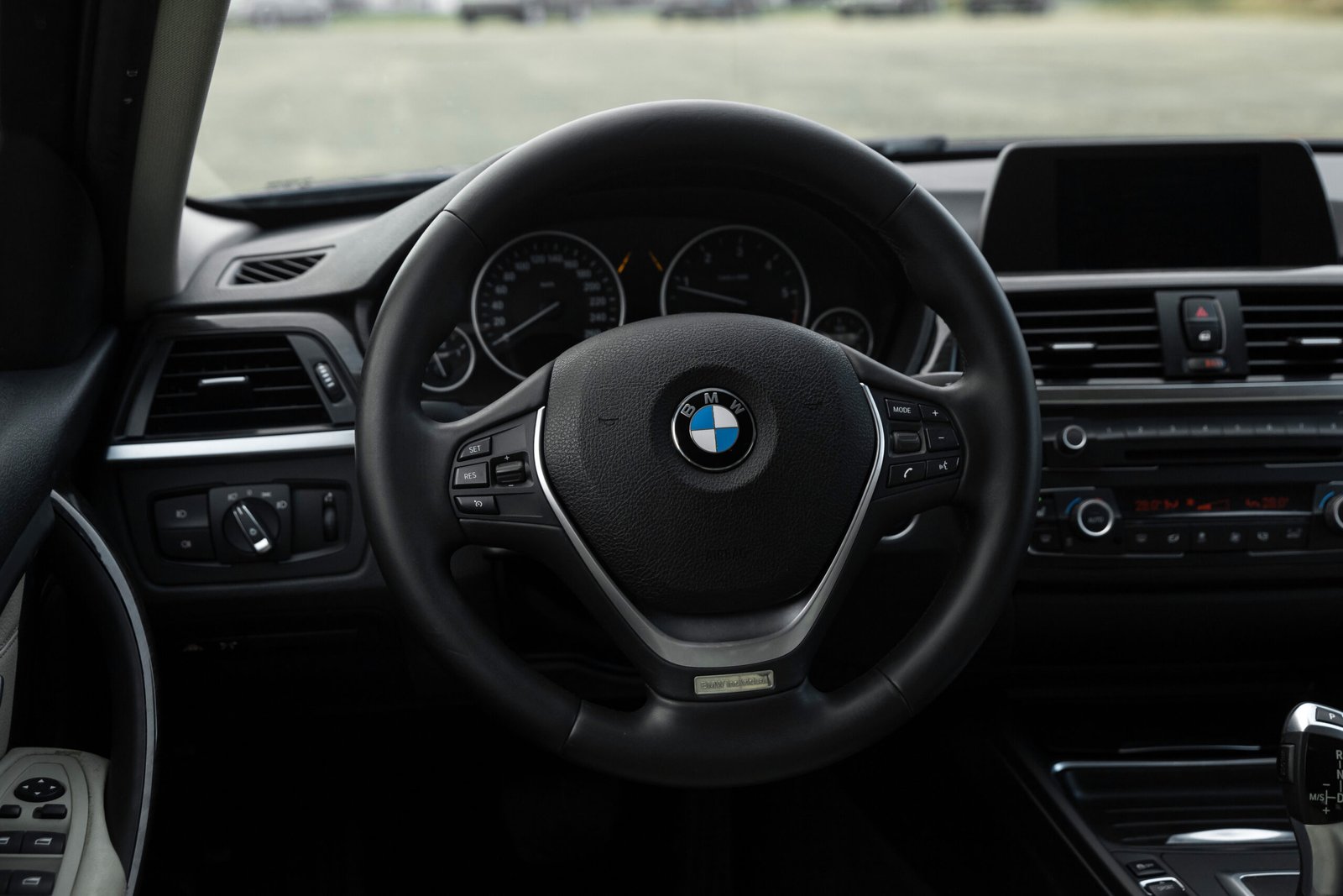 
								BMW 318D F30 2.0D INDIVIDUAL full									