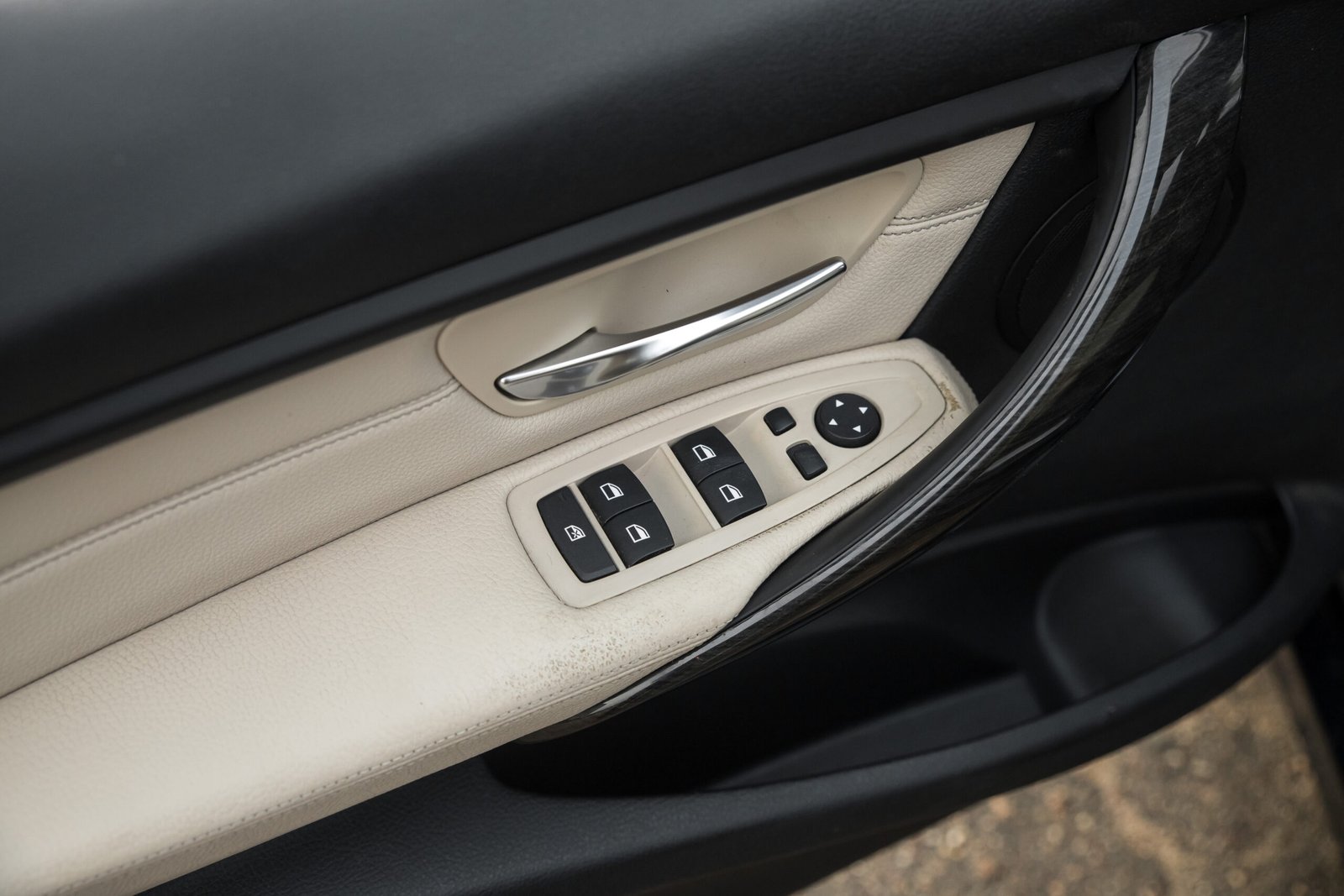 
								BMW 318D F30 2.0D INDIVIDUAL full									