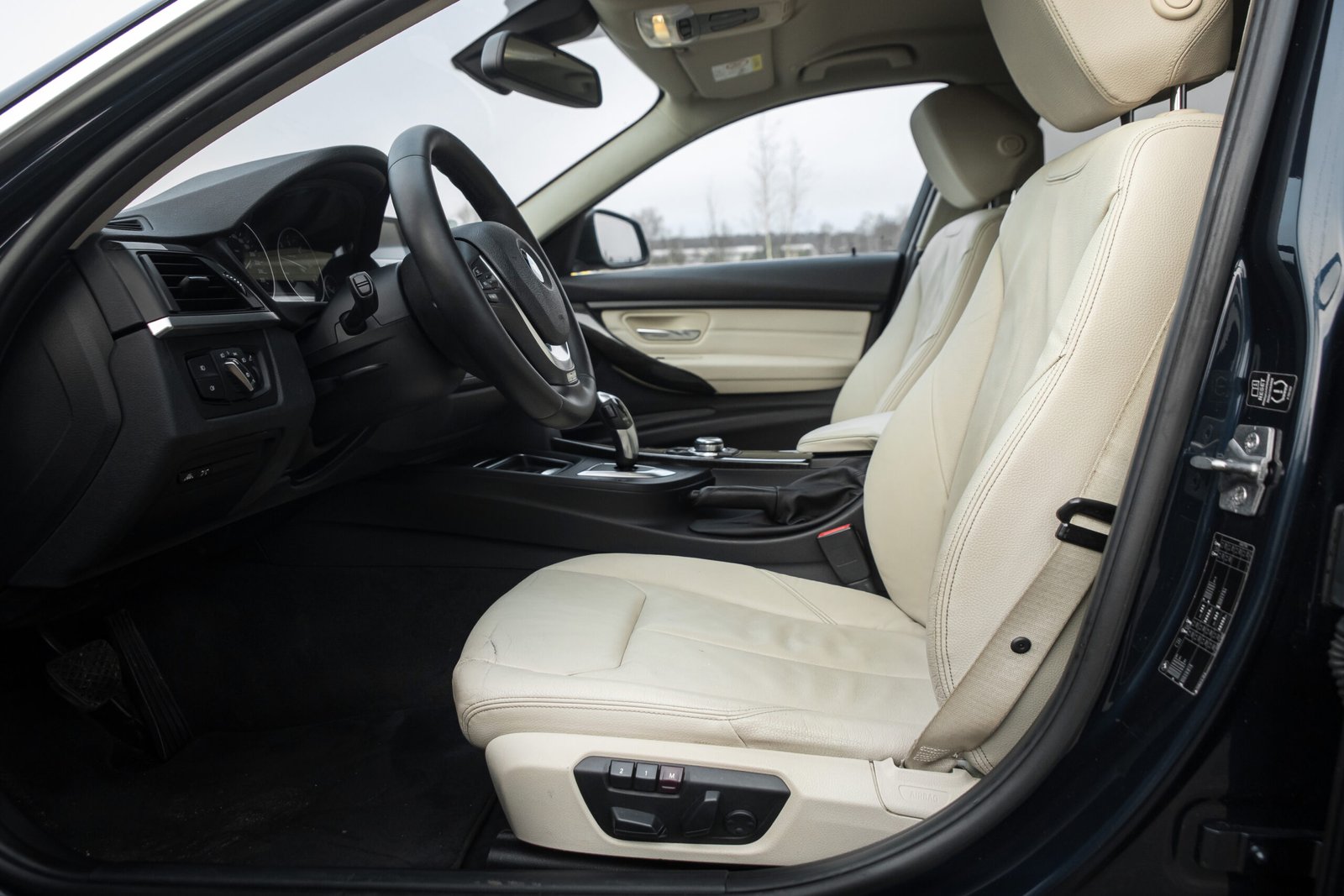 
								BMW 318D F30 2.0D INDIVIDUAL full									