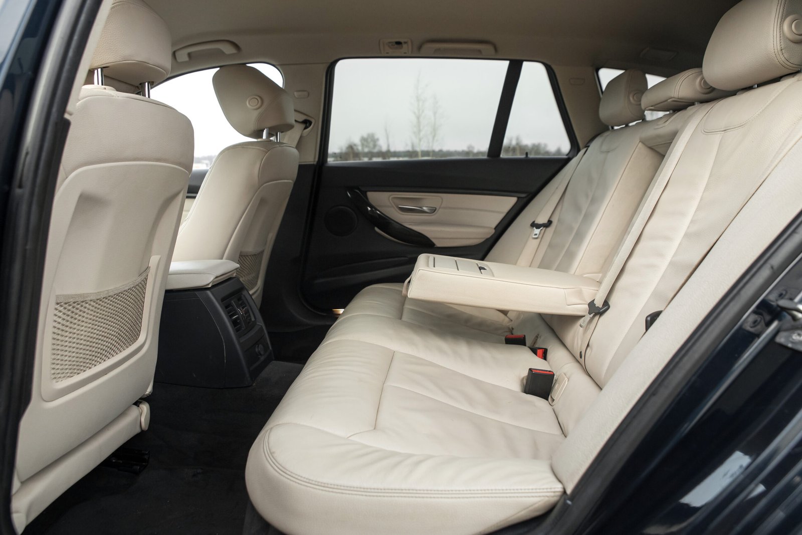 
								BMW 318D F30 2.0D INDIVIDUAL full									