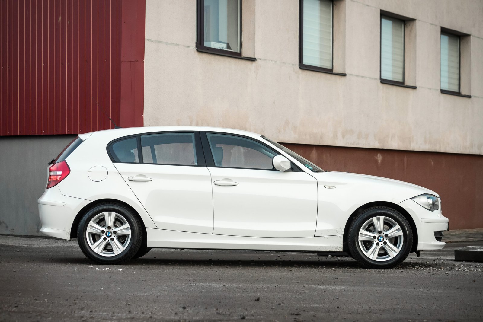 
								BMW 118D 2.0D 105KW ALPINEWEISS AUTOAMTS full									