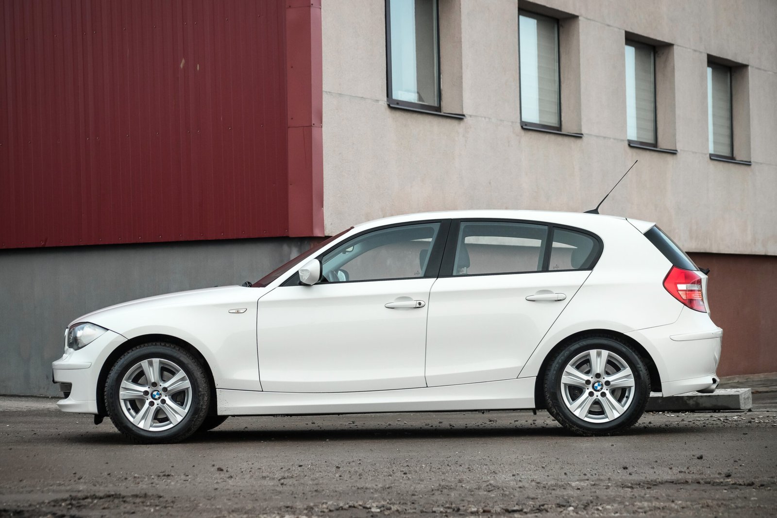 
								BMW 118D 2.0D 105KW ALPINEWEISS AUTOAMTS full									