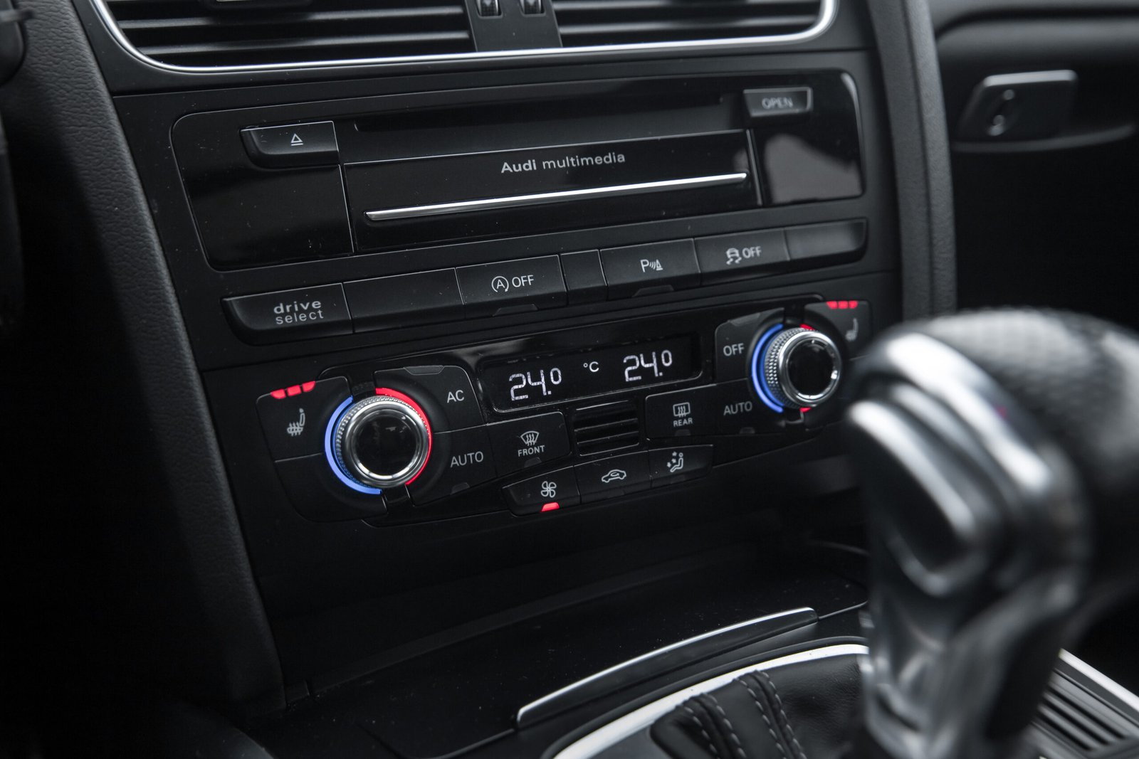 
								AUDI A4 FACELIFT 3.0D 180 KW QUATTRO S-LINE full									