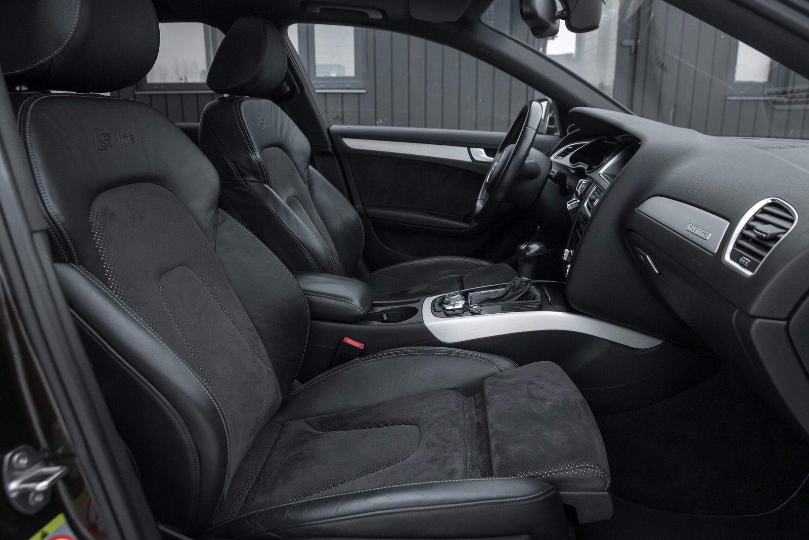 
								AUDI A4 FACELIFT 3.0D 180 KW QUATTRO S-LINE full									