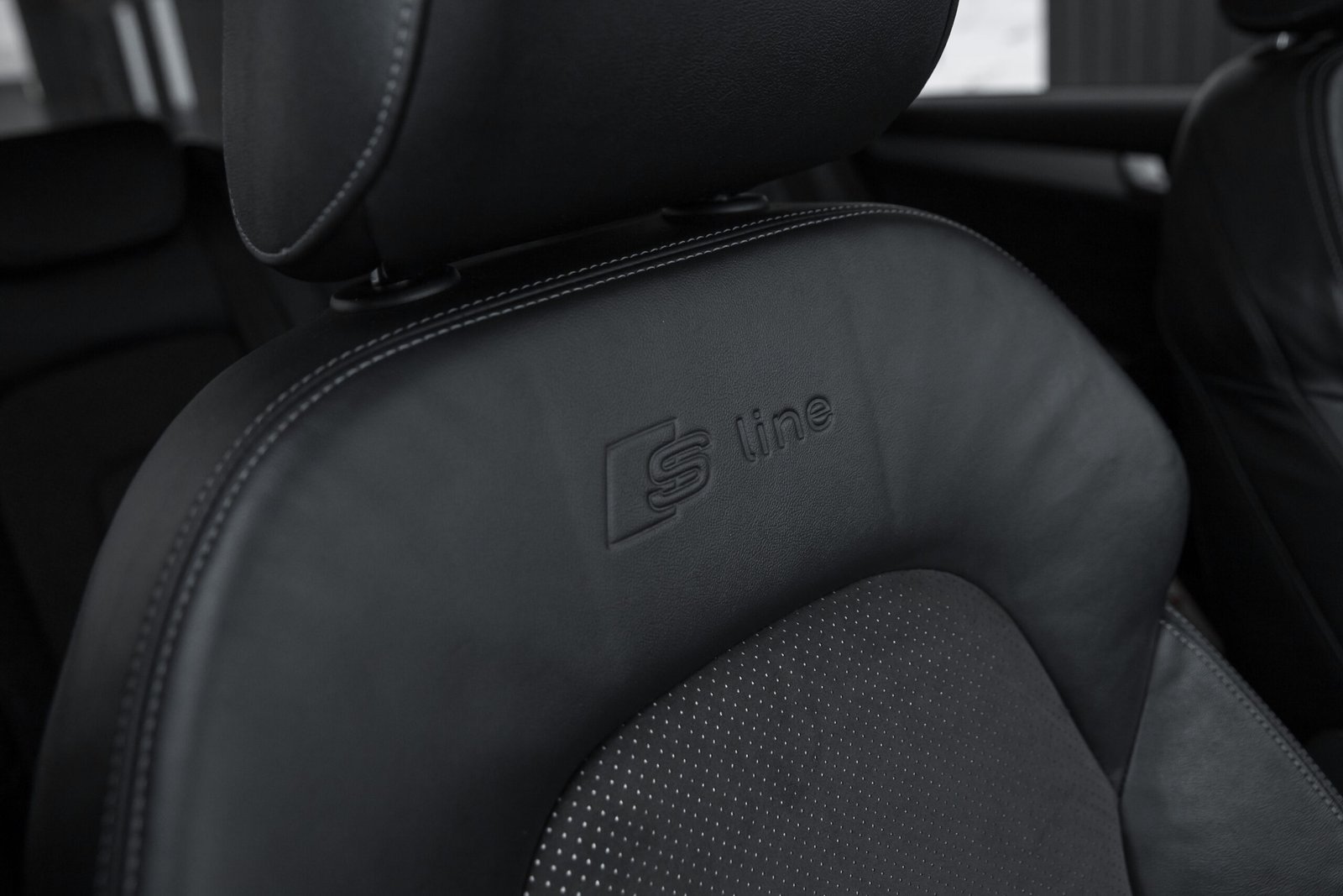 
								AUDI A4 FACELIFT 3.0D 180 KW QUATTRO S-LINE full									