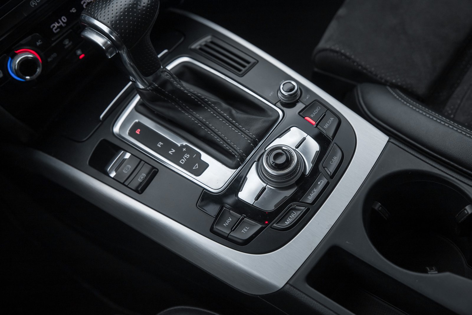 
								AUDI A4 FACELIFT 3.0D 180 KW QUATTRO S-LINE full									