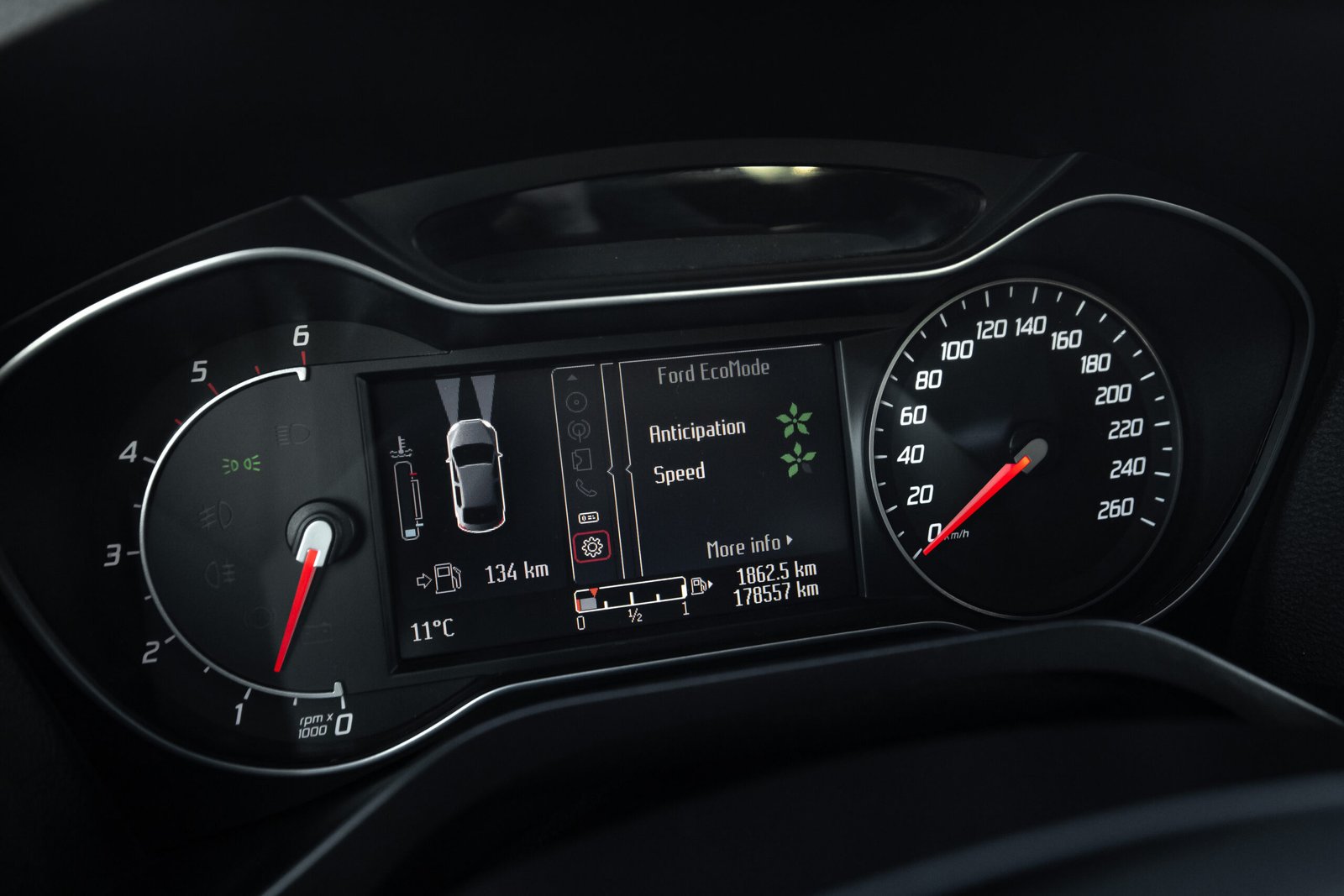 
								FORD S-MAX TITANIUM 2.0D 120KW AUTOMATS full									