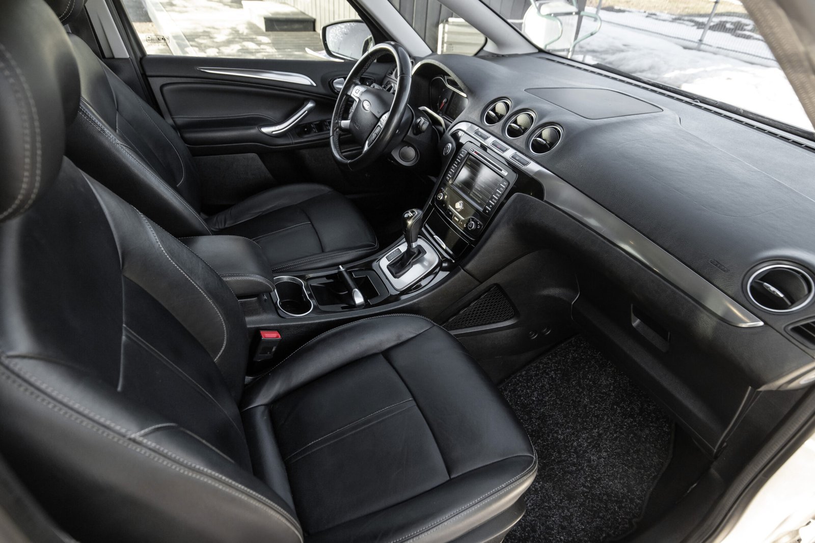 
								FORD S-MAX TITANIUM 2.0D 120KW AUTOMATS full									